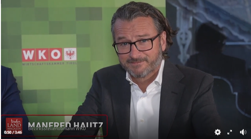 Herr in Anzug blickt in die Kamera