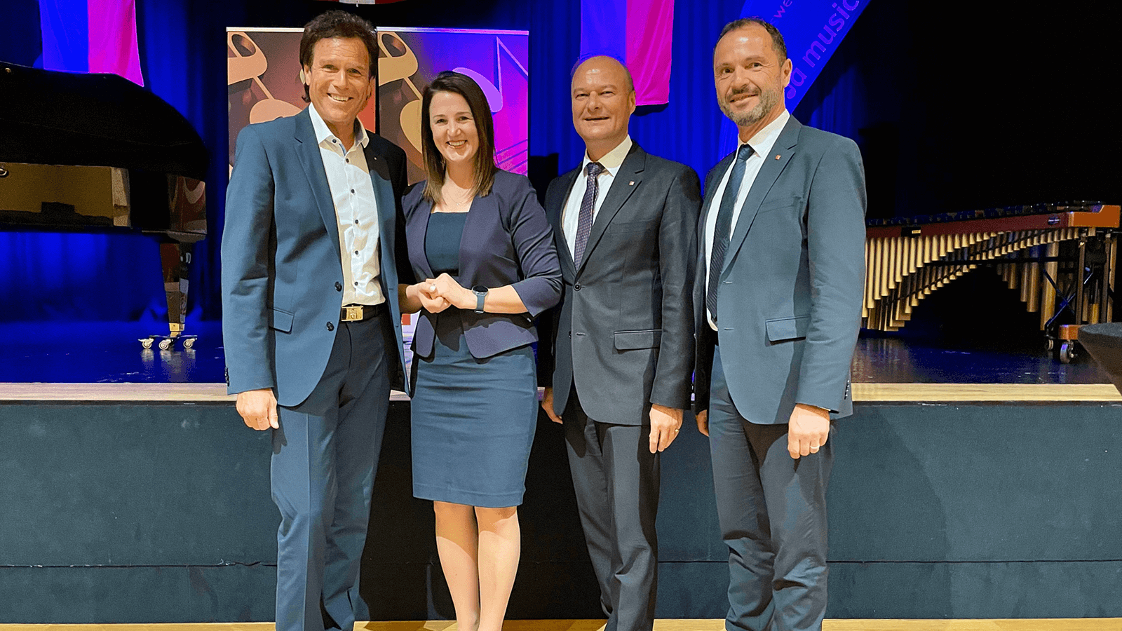 Sparkassen-Prokurist Max Stock, LRin Astrid Mair (Land Tirol), Moderator und Organisator Mag. Johannes Puchleitner und Landesmusikschuldirektor Helmut Schmid beim großen Musikwettbewerb im Europahaus Mayrhofen.