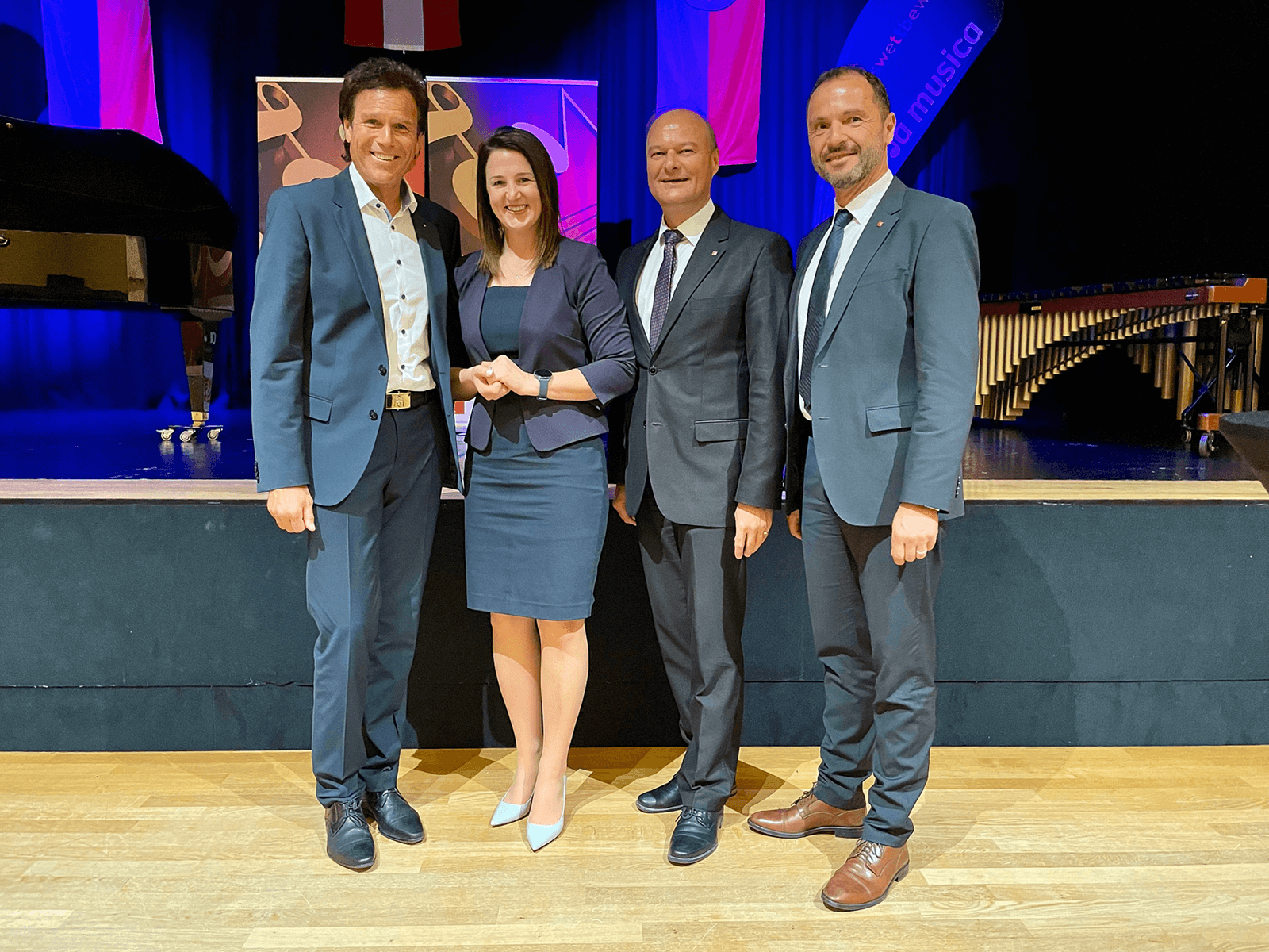 Sparkassen-Prokurist Max Stock, LRin Astrid Mair (Land Tirol), Moderator und Organisator Mag. Johannes Puchleitner und Landesmusikschuldirektor Helmut Schmid beim großen Musikwettbewerb im Europahaus Mayrhofen.
