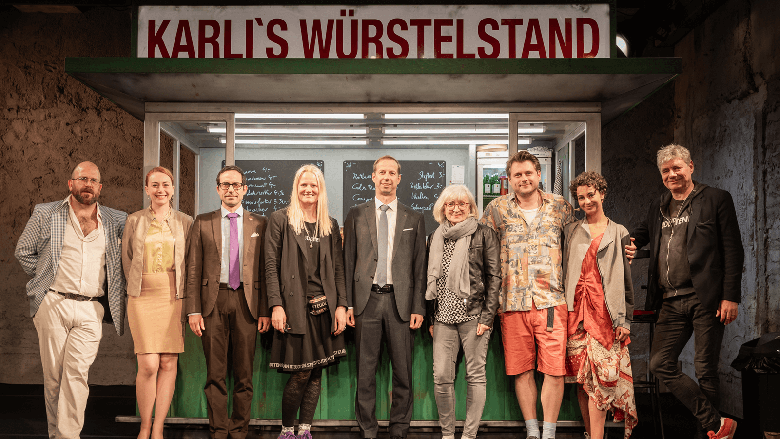 Dr. Thomas Schiendl (5.v.r.) und Mag.a Dr.in Beate Palfrader (4. v.r.) gratulierten dem Steudltenn Team rund um Regisseur Hakon Hirzenberger (1.v.r.).