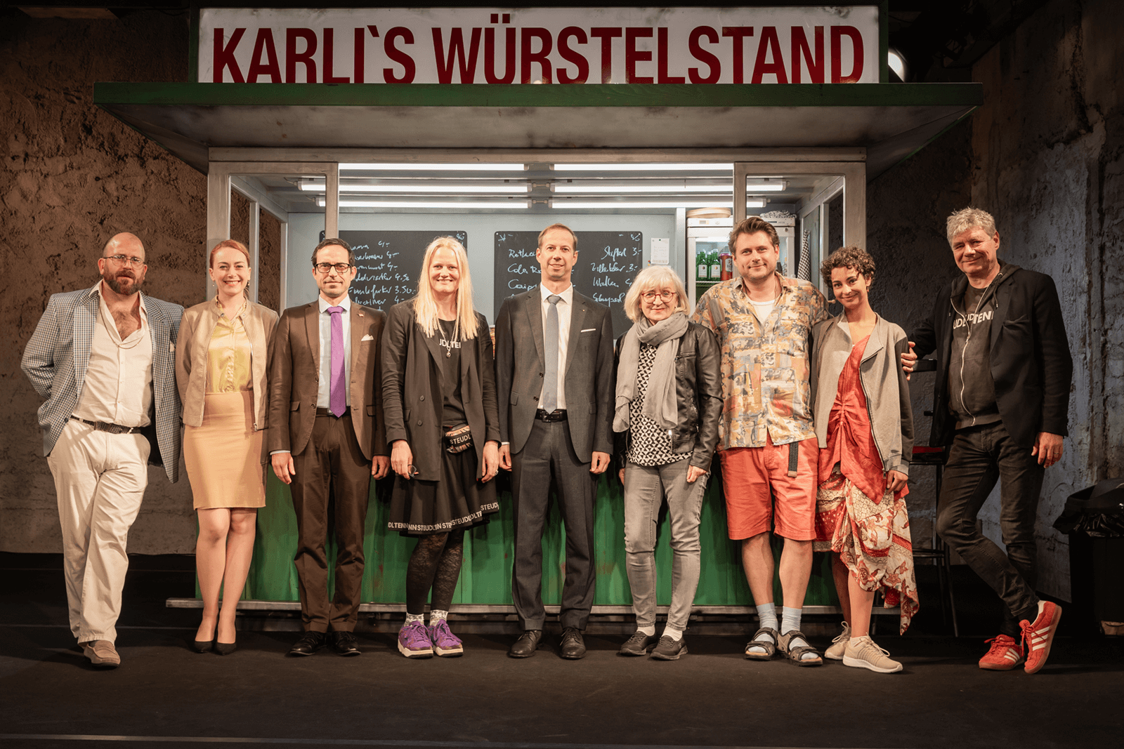 Dr. Thomas Schiendl (5.v.r.) und Mag.a Dr.in Beate Palfrader (4. v.r.) gratulierten dem Steudltenn Team rund um Regisseur Hakon Hirzenberger (1.v.r.).