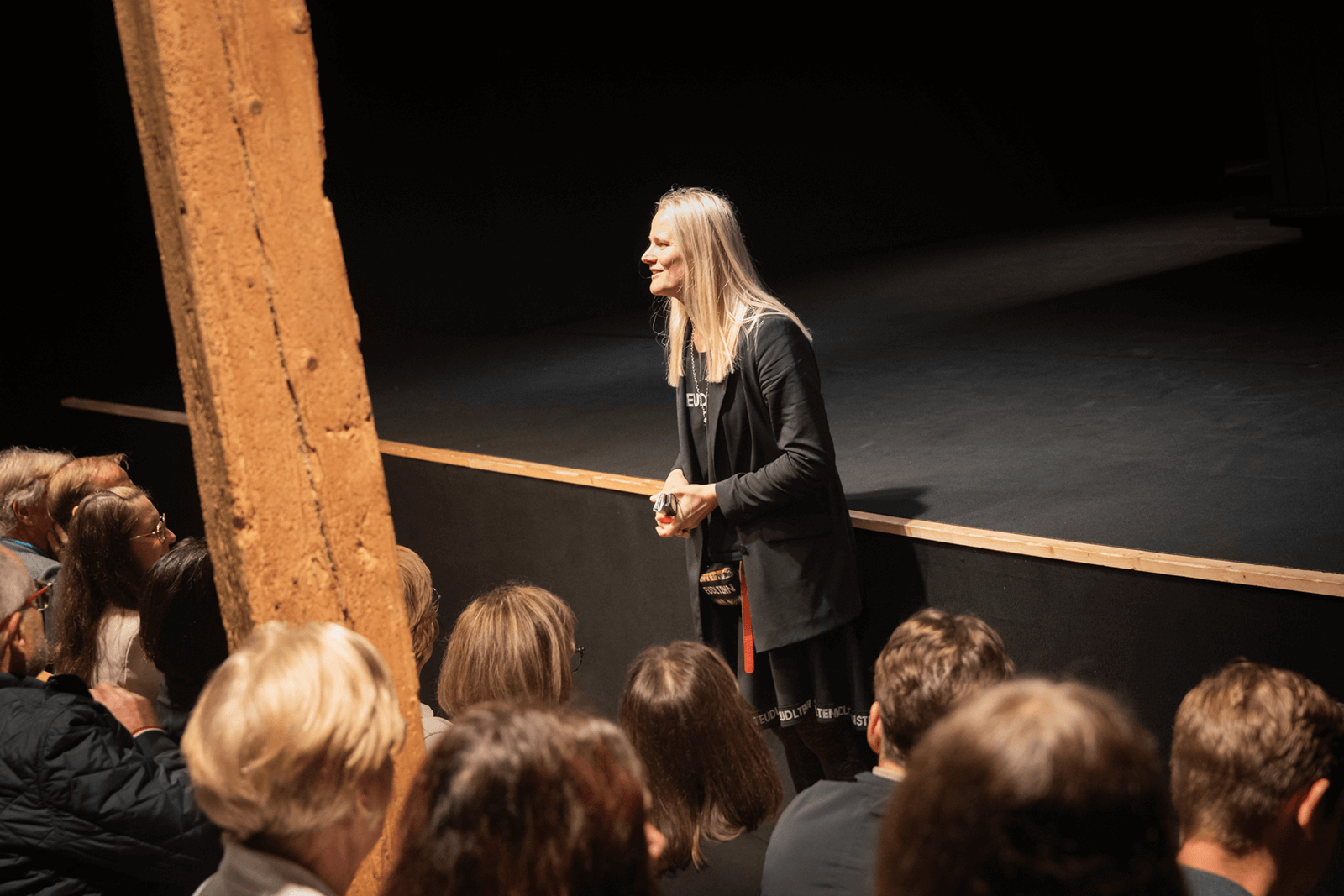 Grußworte vor der Aufführung von Bernadette Abenstein.