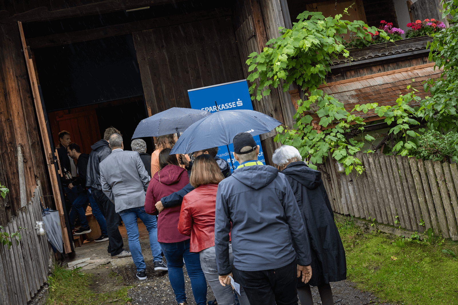 Die Steudltenn-Besucher am Weg in den Veranstaltungsstadl.