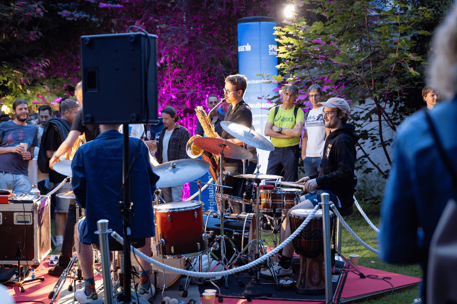 Band mit Publikum in Hintergrund.