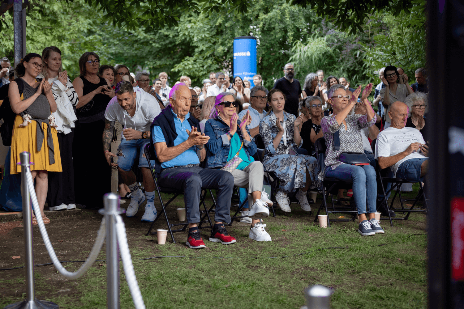 Applaudierendes Publikum im Sparkassenpark.