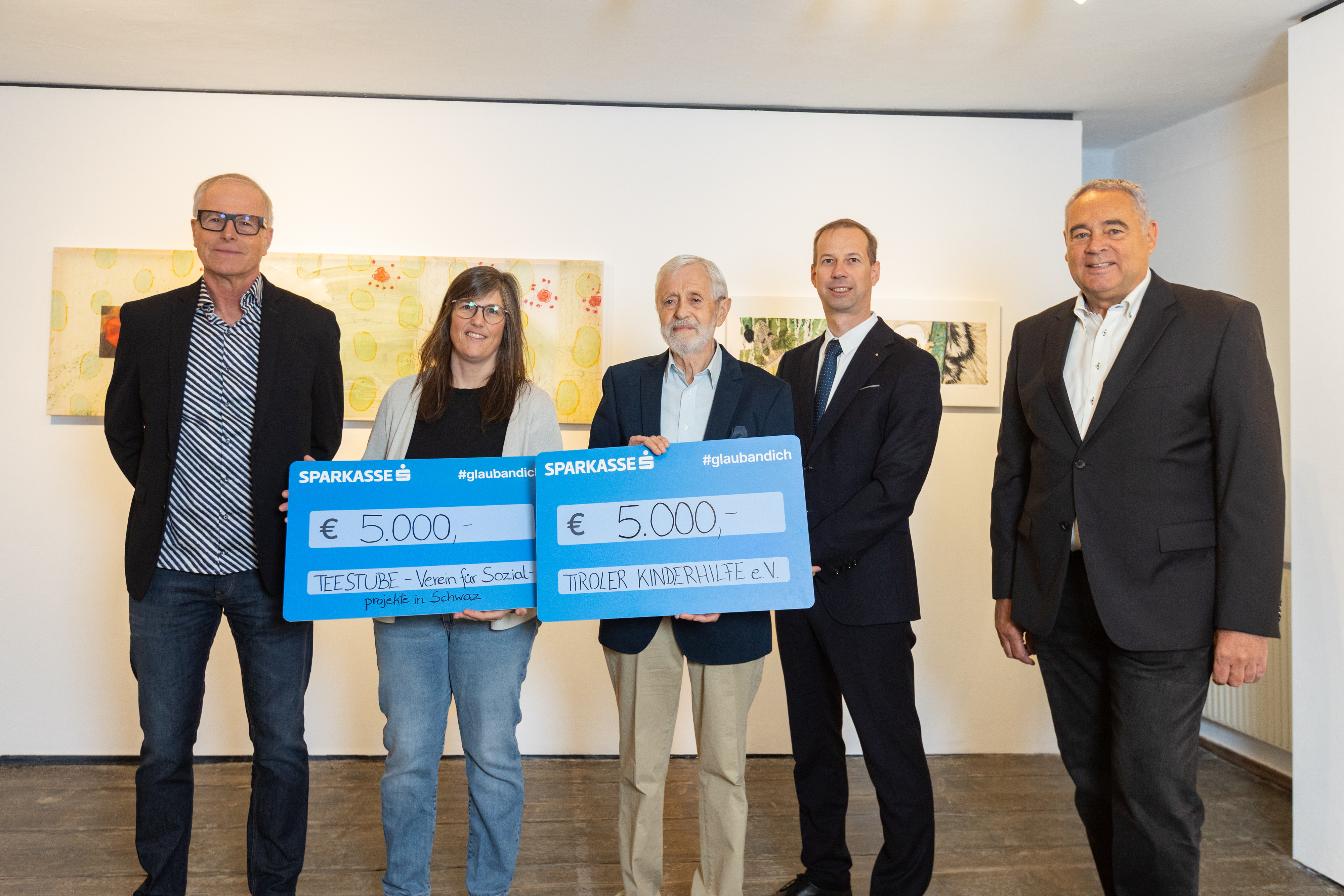 Besucher:innen der Benefizausstellung der Sparkasse Schwaz im Rabalderhaus.