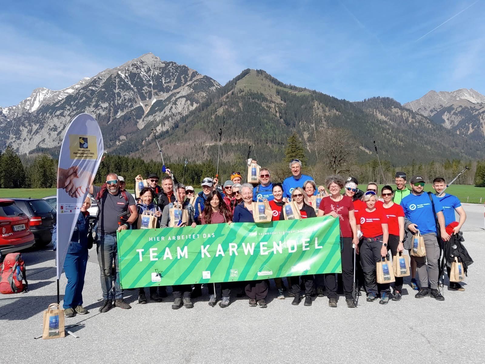 Team der Sparkasse Schwaz bei der Müllsammelaktion.