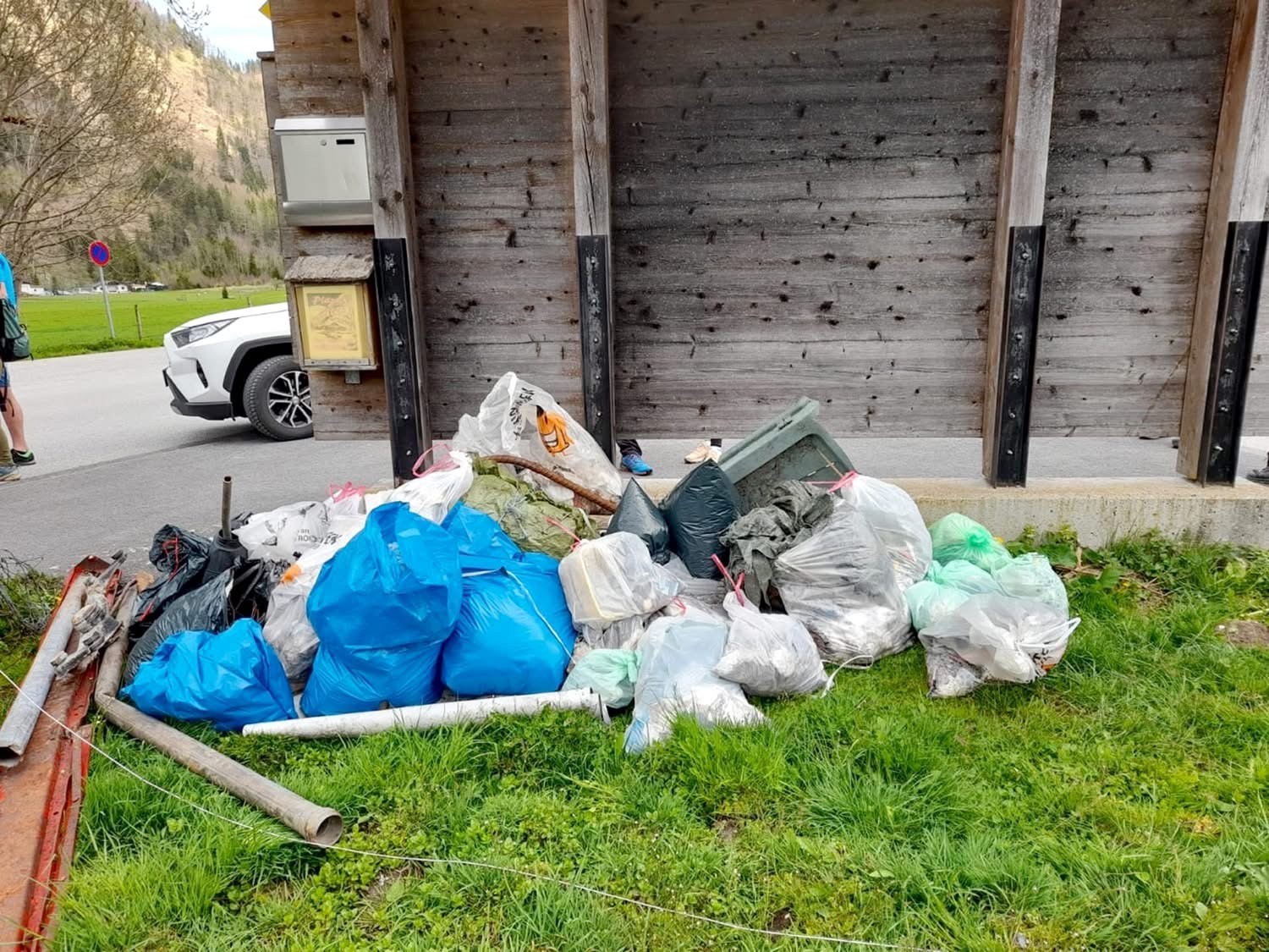 Freiwillige bei der Reinigung im Naturpark.