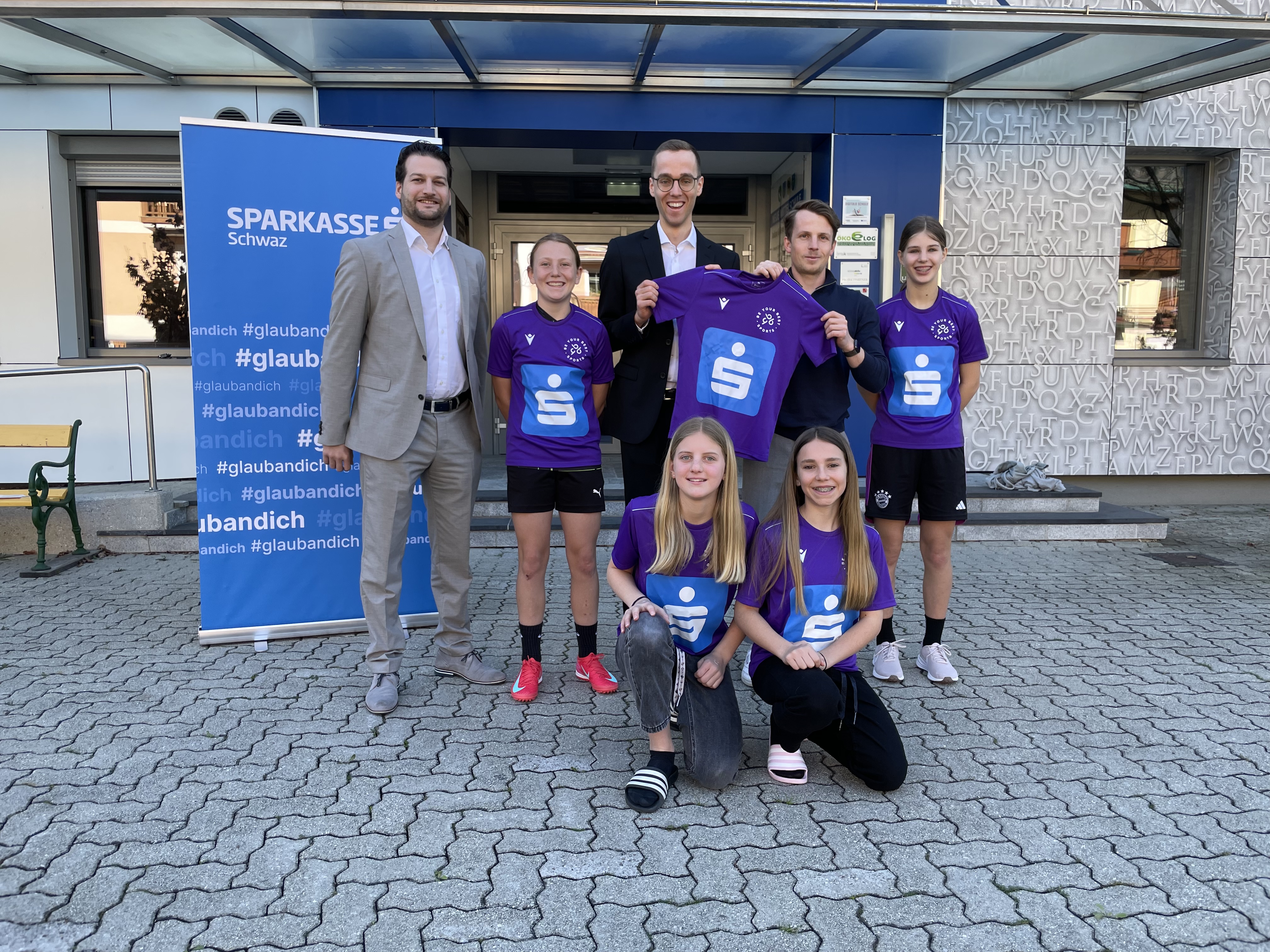 Übergabe von Dressen an Teams der Sparkasse-Schülerinnenliga Fußball.