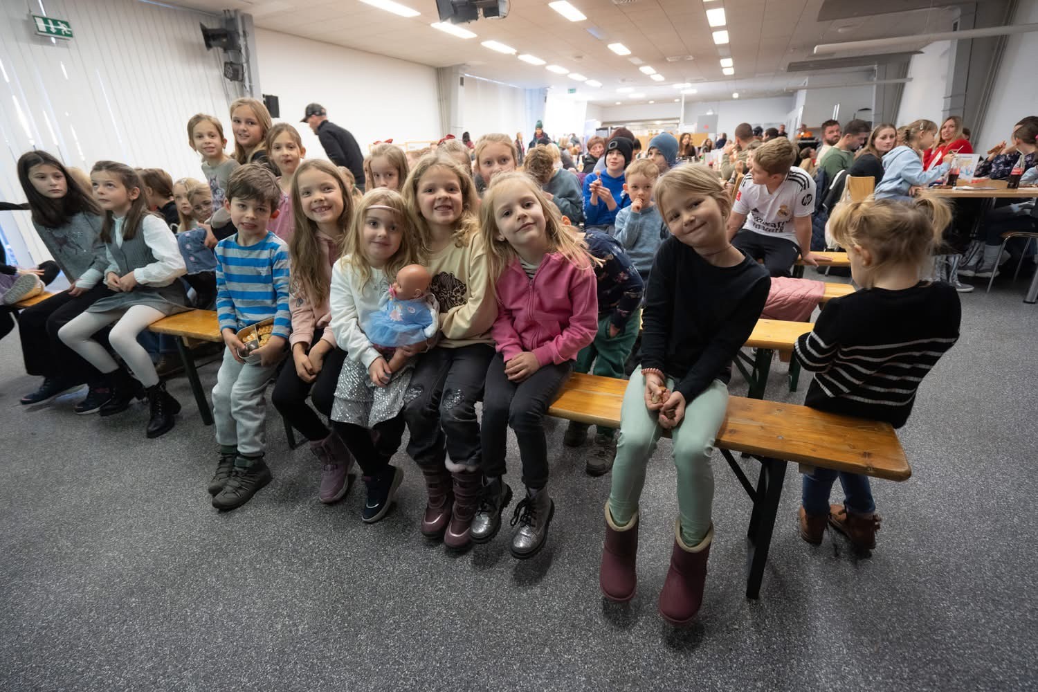 Besucher:innen beim Weihnachtsmärchen Frau Holle.