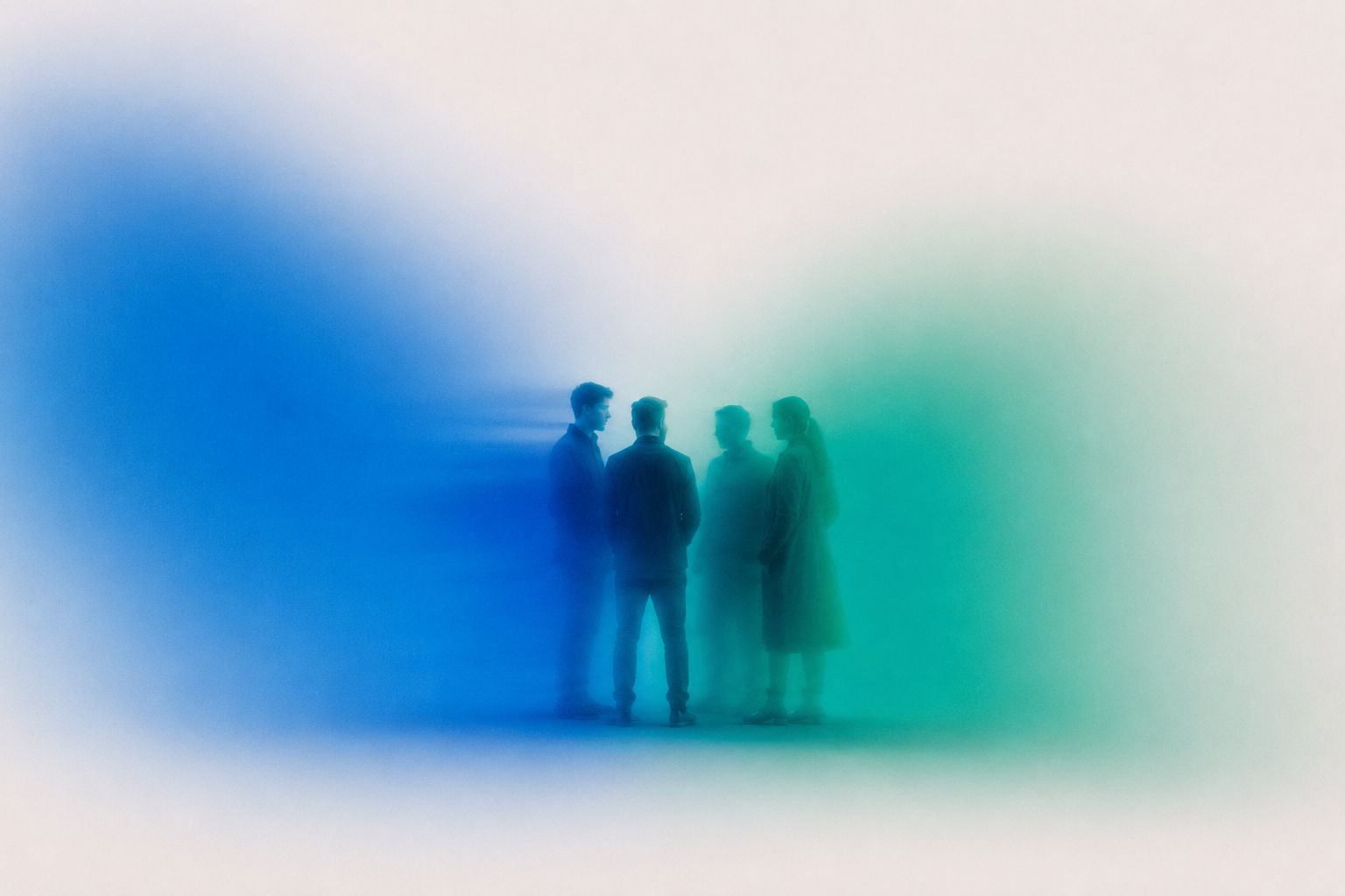 Vier Personen in einem abstrahierten blau-grünen Lichtumfeld als Visual für gemeinschaftsorientierte Dienste.