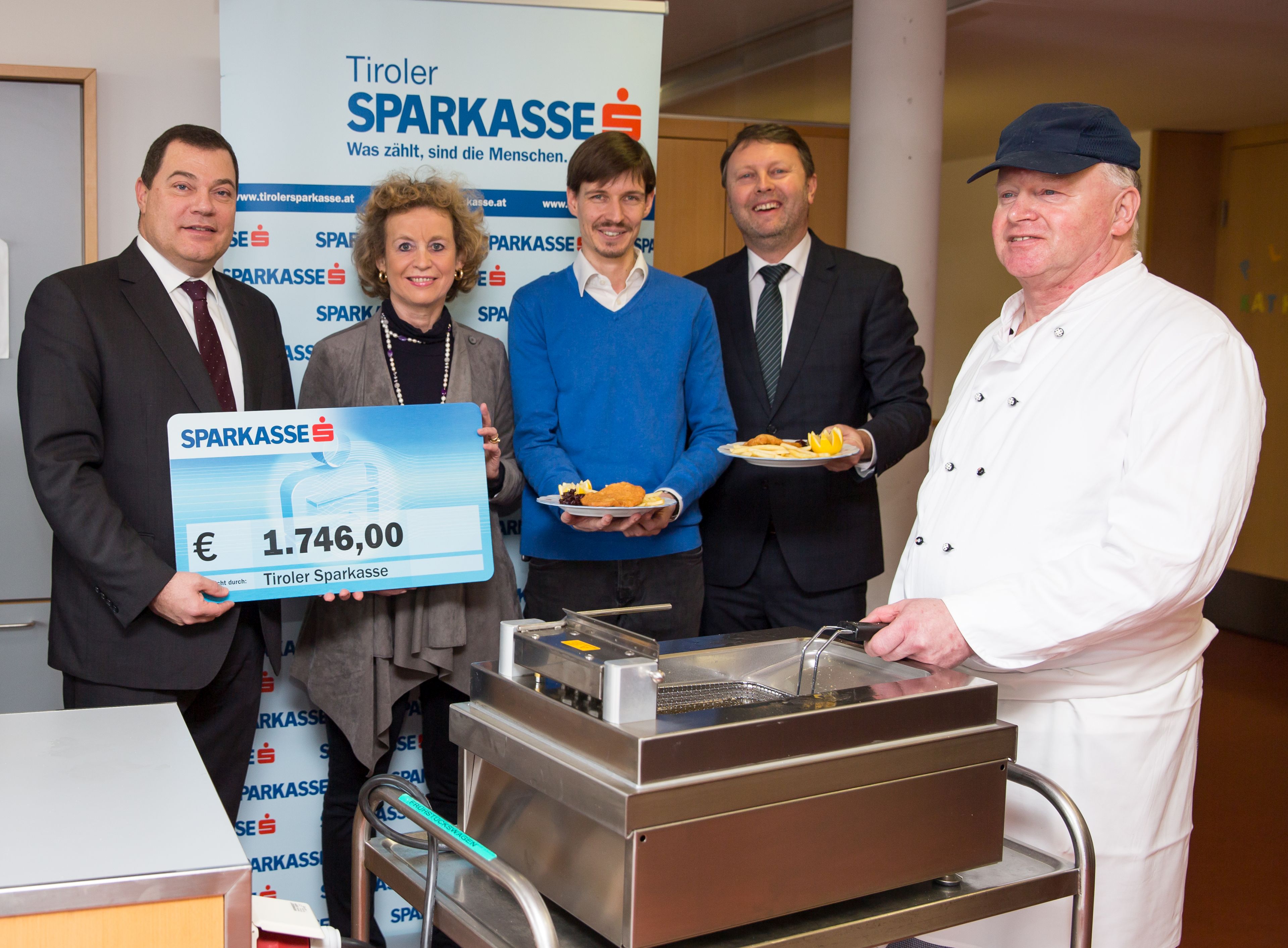 Knusprige Freude im Alter: Die Tiroler Sparkasse spendet Fritteuse für