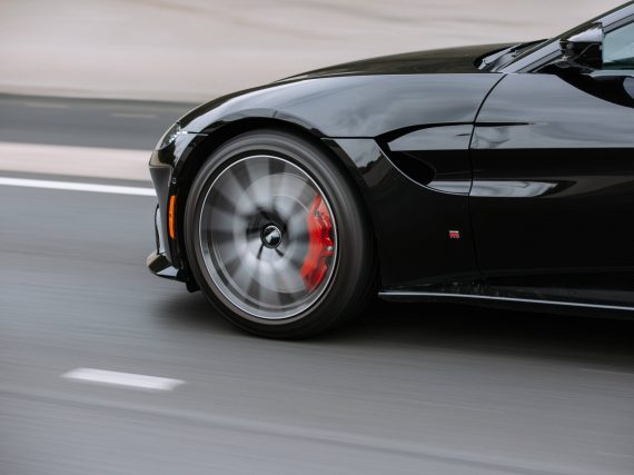 Černý sportovní automobil za jízdy