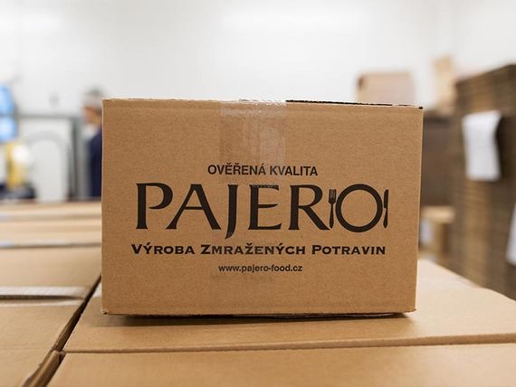 Kartonová krabice s logem firmy PAJERO