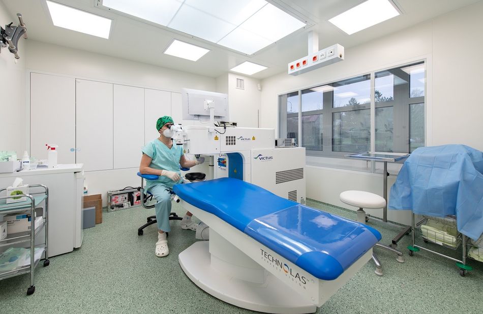 Primář zlínské oční kliniky Gemini Pavel Stodůlka u přístroje