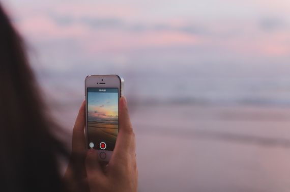 Západ slunce na pláži focený na chytrý telefon