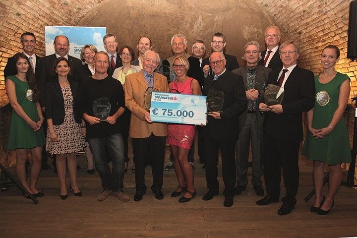 Bildunterschrift: Die SiegerInnen des mit EUR 75.000,- dotierten Förderpreises der Privatstiftung Sparkasse Krems mit Dir. Christian Hager, Dir. Hansjörg Henneis, BH Dr. Elfriede Mayrhofer, Dr. Wilhelm Kraetschmer, Dir. Günther Graf und Bgm. Dr. Reinhard Resch.
