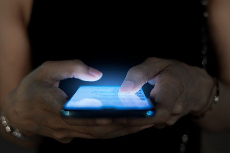 dezinformace se šíří snáz než fakta - pohled na mobil