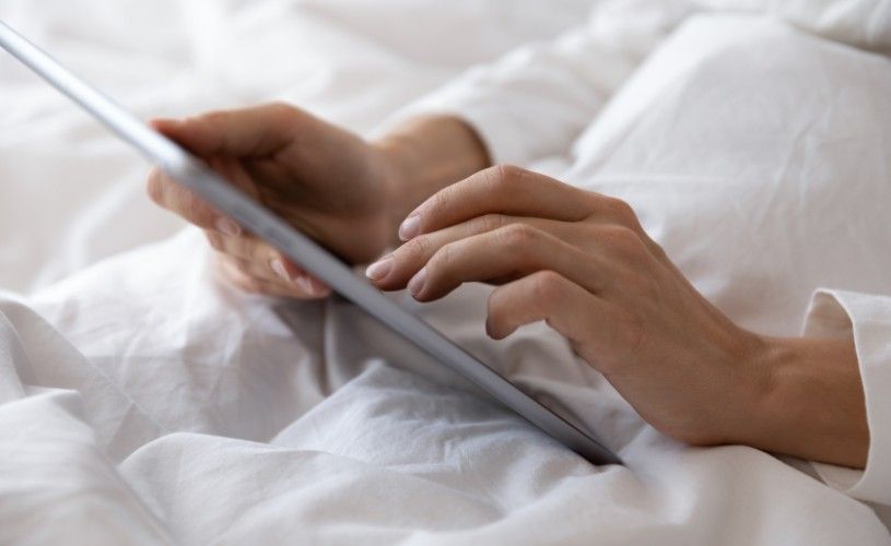 doomscrolling na tabletu