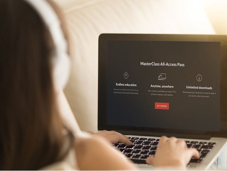 Žena vzdělávající se online pomocí kurzů Master Class