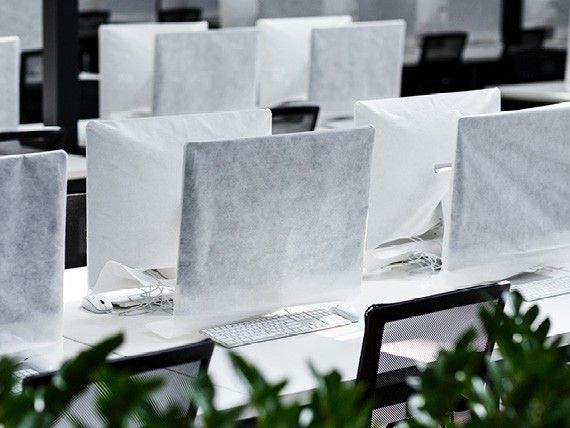 muž leží na pohovce s tabletem v ruce