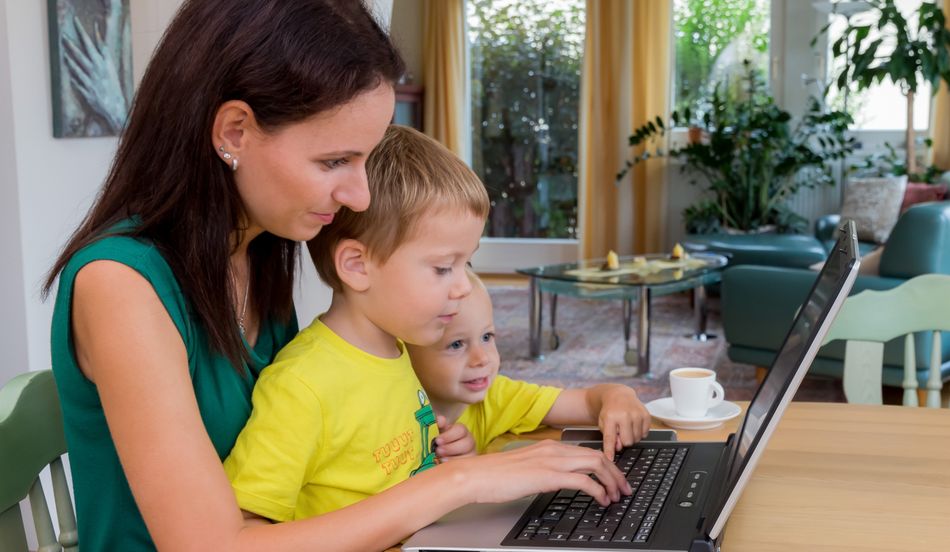 Frau mit Laptop und Kind