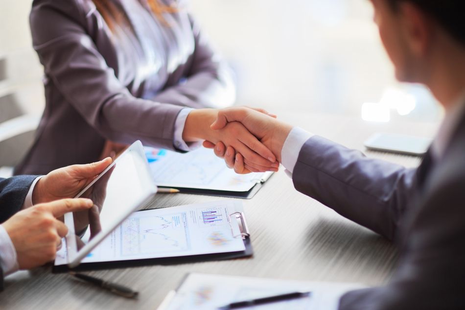 Business people shaking hands ERSTE RESPONSIBLE STOCK DIVIDEND