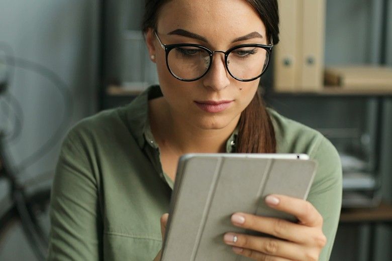 žena na tabletu a syndrom FOMO