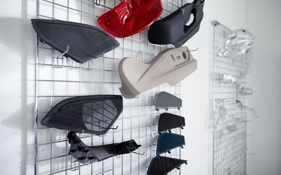 Vystavěné plastové díly pro automobily