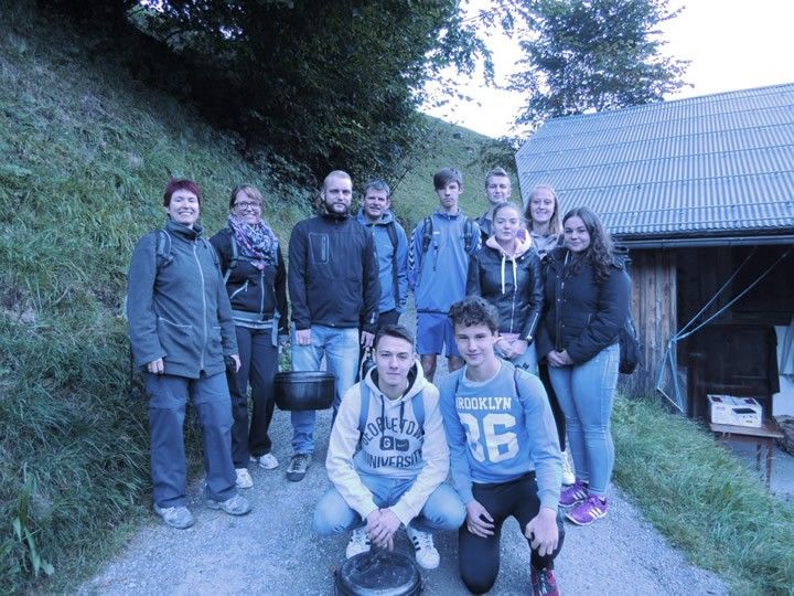 Die neuen Lehrlinge der Vorarlberger Sparkassen und ihre Ausbildungsverantwortlichen