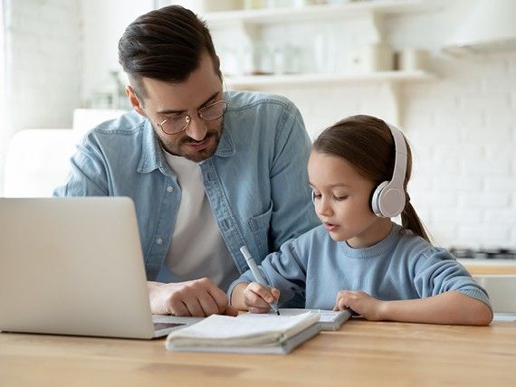otec s dcerou při online výuce