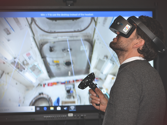 Muž s brýlemi zobrazujícími virtuální realitu