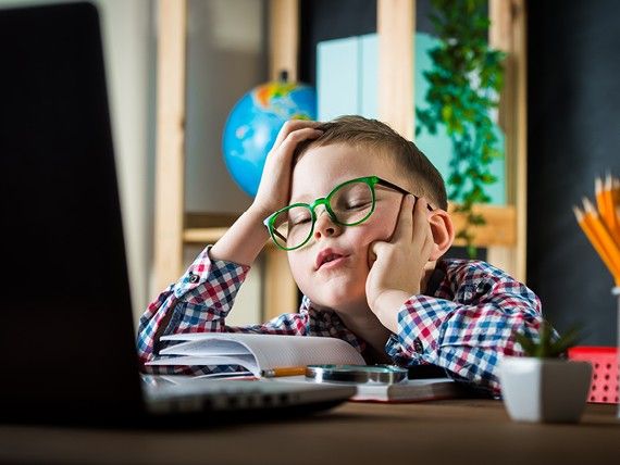 ospalý chlapec při online výuce