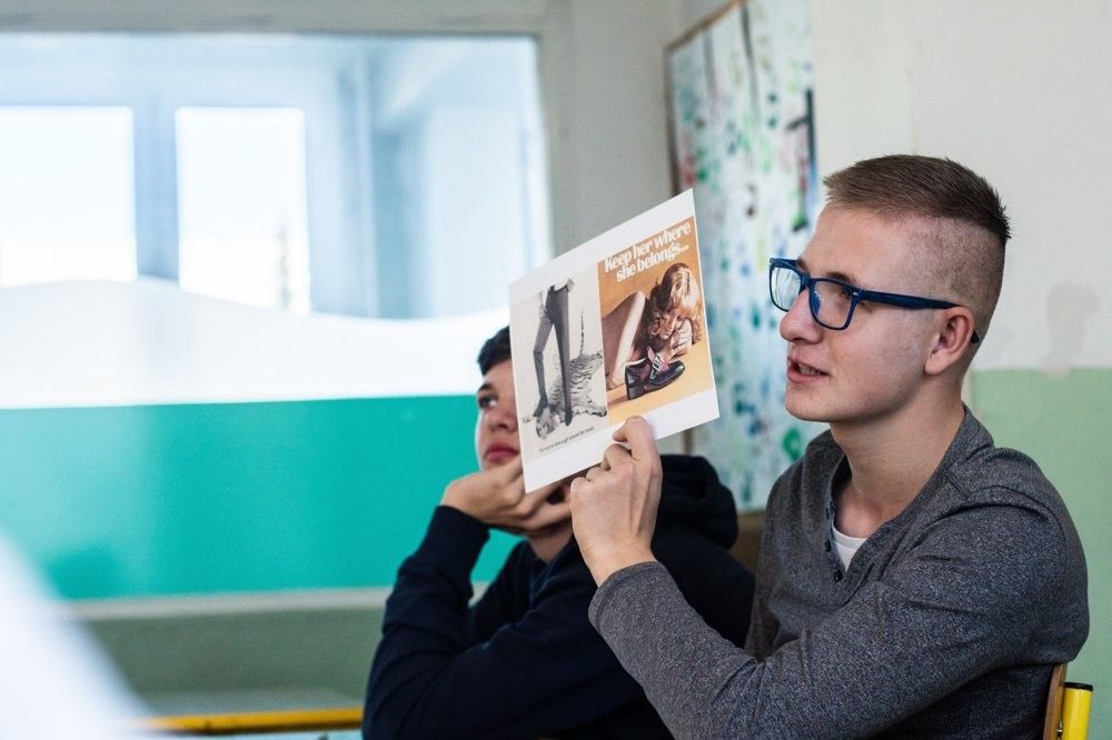 Na školách potrebujeme kontroverznejšie témy. Byť ticho nepomáha