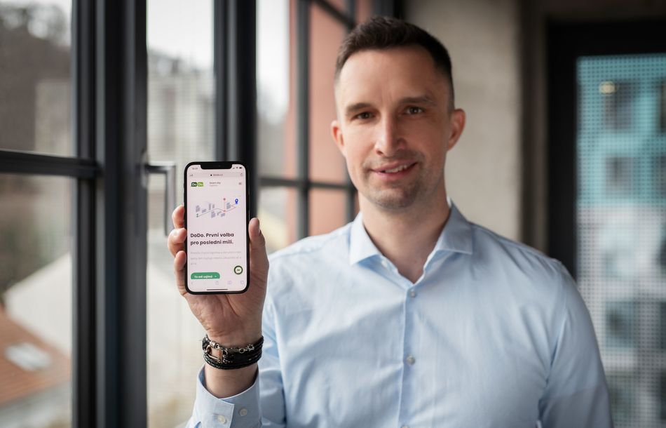 majitel firmy DoDo ukazuje aplikaci v mobilu