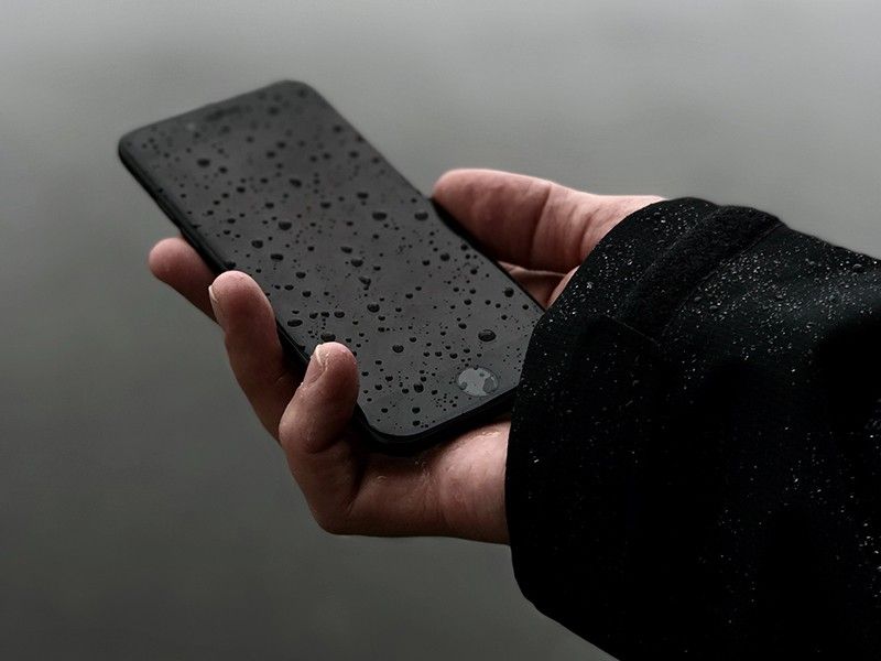 Ruka držící orosený chytrý telefon