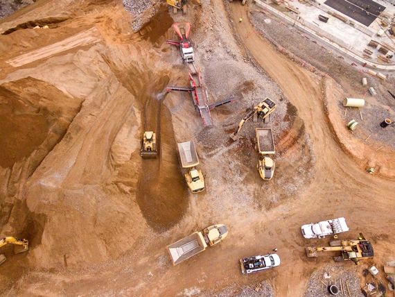 Nákladní auta převážející materiál na staveništi
