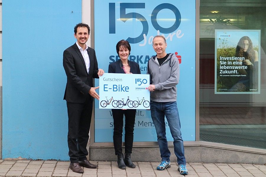 Filialleiter Mario Ehrenhöfer mit Gewinnerin Eva Lengl und eBike Stadl Inhaber Andreas Haiden.