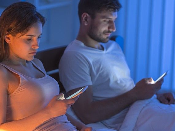 otec s dcerou při online výuce