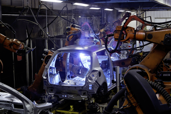 Roboti opracovávají karoserii automobilu
