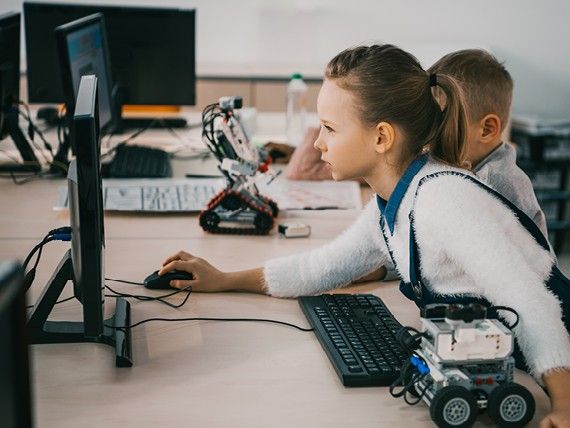 Holčička u pracovního stolu s počítačem
