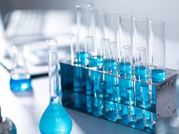 Zkumavky s modrou tekutinou v laboratoři