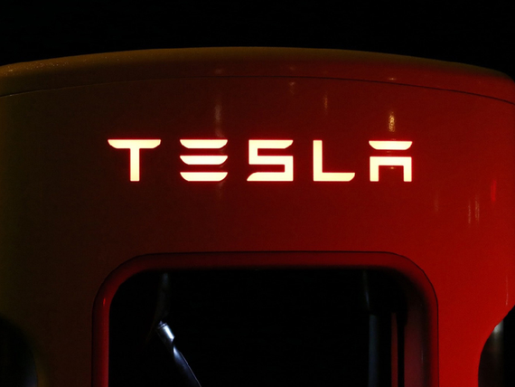 Logo TESLA na automobilu