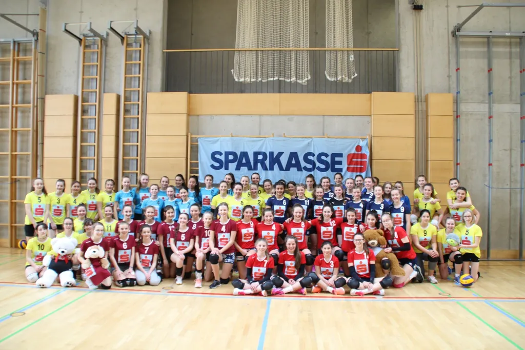 Gruppenbild von viele Mädchen mit Sparkassen trikot 