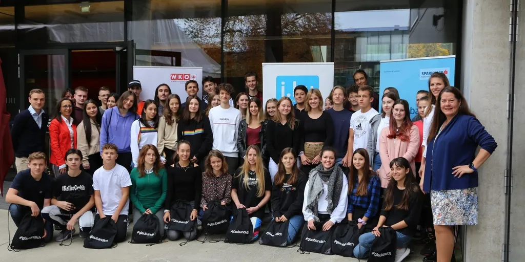 Gruppenbild mit Schüler und ISK team