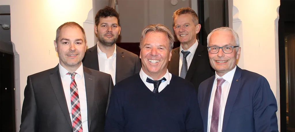 (v.li.): Vorstandsdirektor Daniel Mierer, Betriebsratsobmann Ramon Lampert, Josef (Joe) Gsteu, Harald Kathan (Personalmanagement) und Vorstandsdirektor Anton Steinberger
