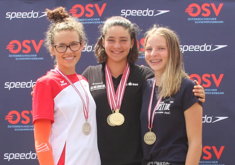 Carina Bihlmayer vom SC Sparkasse Söll (Mitte) bei der Preisverteilung zu ihrer dritten Goldmedaille, jener in 200m Lagen. Links von ihr die Zweitplatzierte Elisabeth Majkut vom SV Friesen Wein und rechts die Gewinnerin der Bronzemedaille, Sarah Zweibrot vom SV Spittal.	<br>			Foto: SC Sparkasse Söll