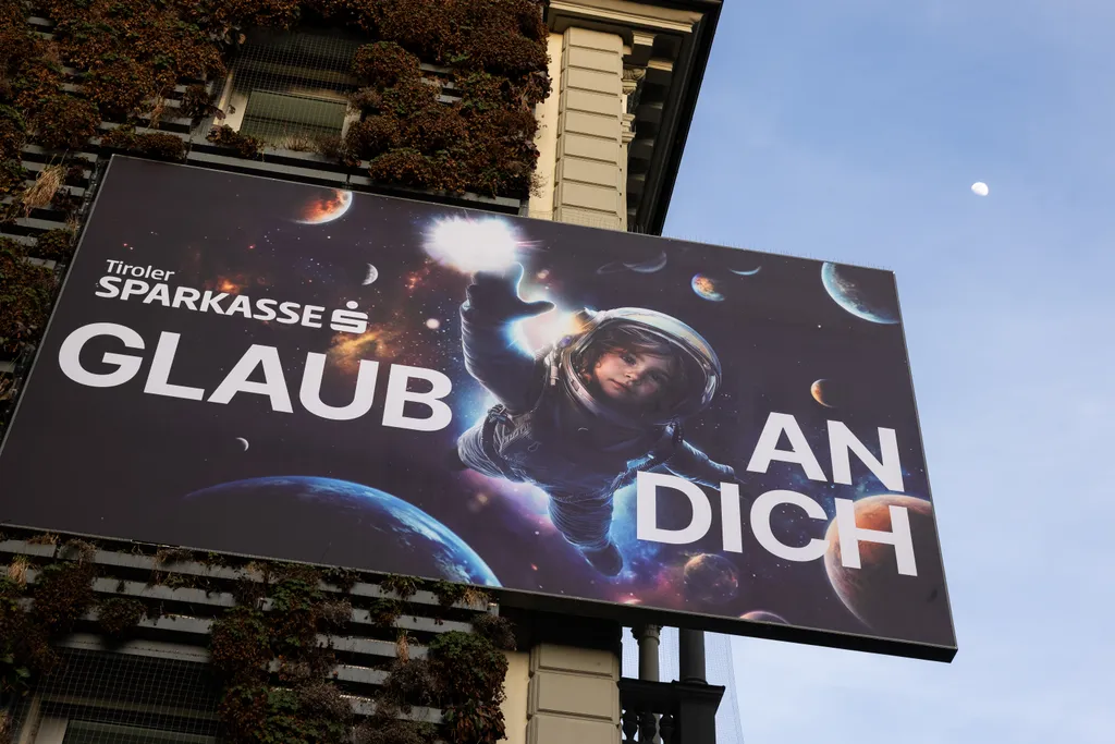 Tiroler Sparkasse "Glaub an dich" am Sparkassenplatz