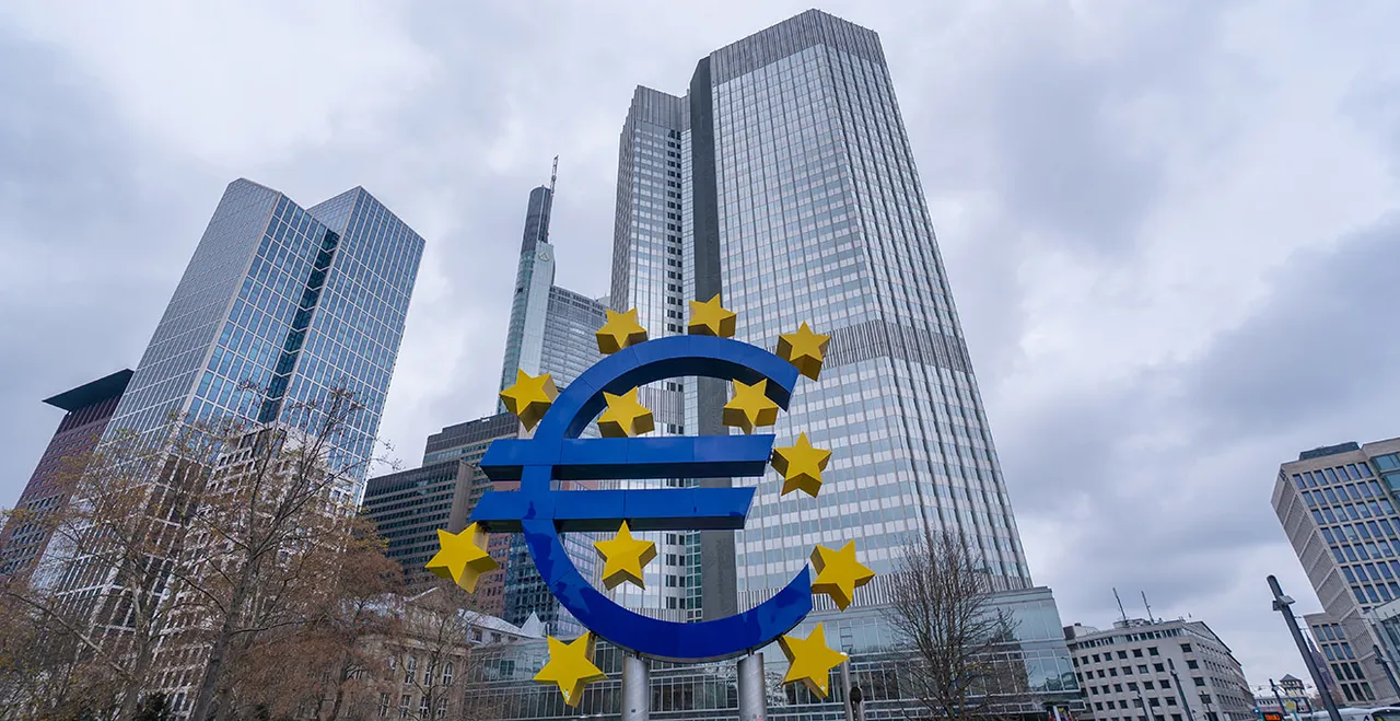 EZB in Frankfurt mit Euro-Symbol im Vordergrund