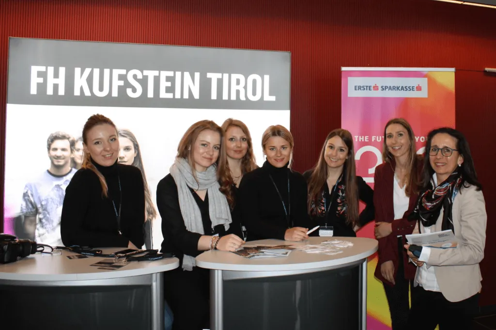 sieben Frauen lächelnd bei Stehtisch